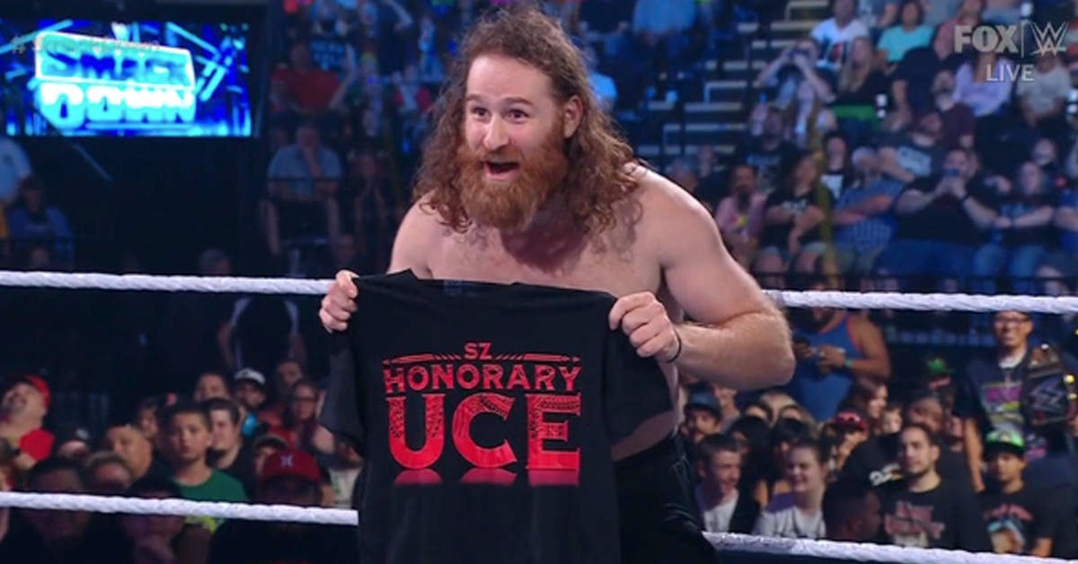Roman Reigns regresa a SmackDown y finalmente le da a Sami Zayn su propia camiseta perfecta de Bloodline