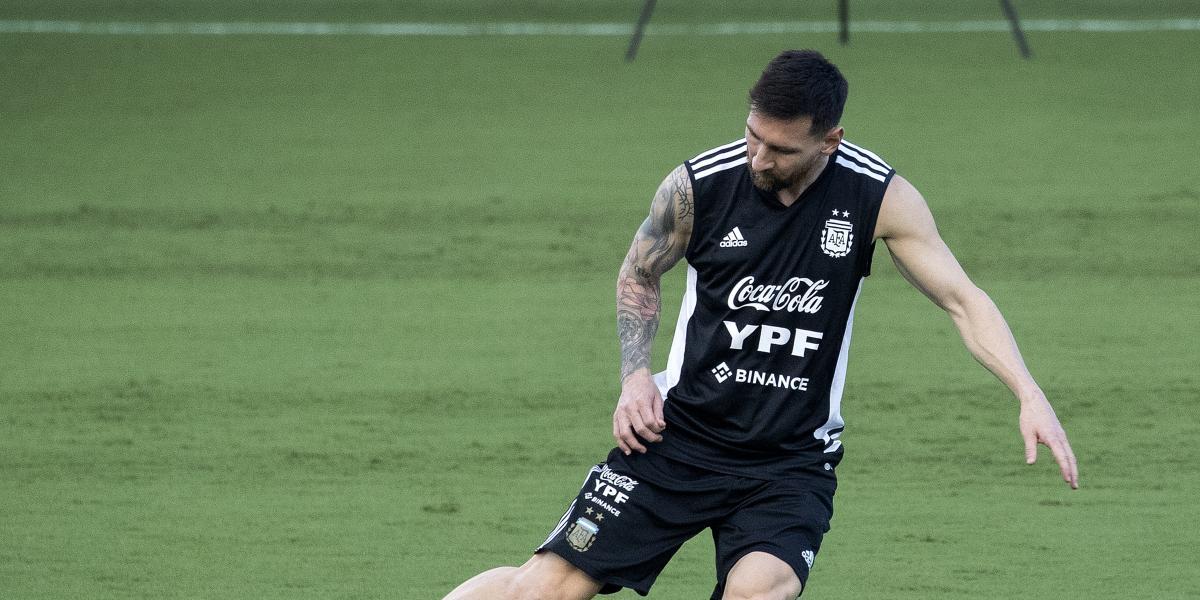 Scaloni: “Messi está alegre y conmigo va a jugar siempre”