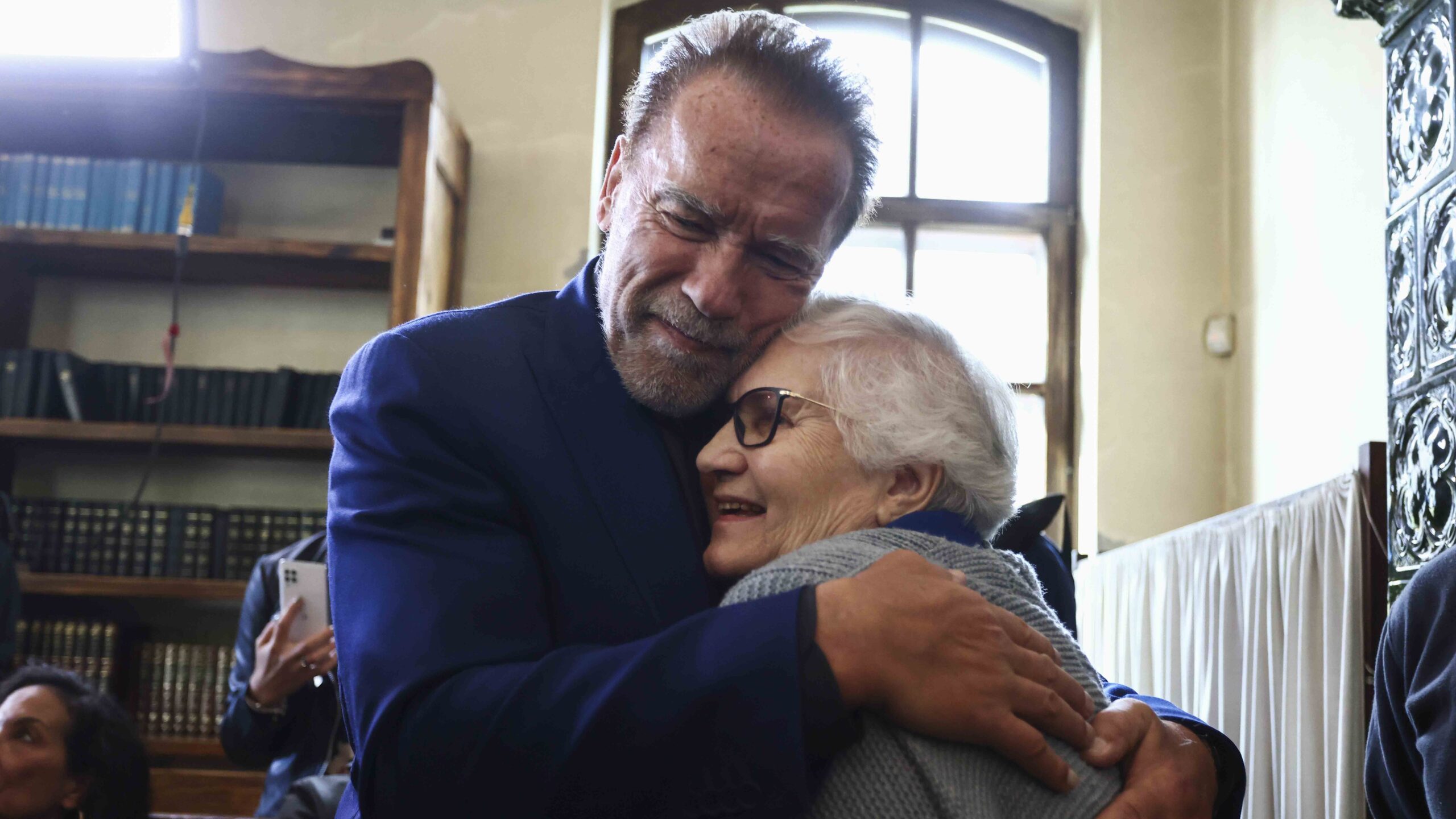 Schwarzenegger visita Auschwitz y se reúne con sobrevivientes del Holocausto  para enviar un mensaje contra la intolerancia