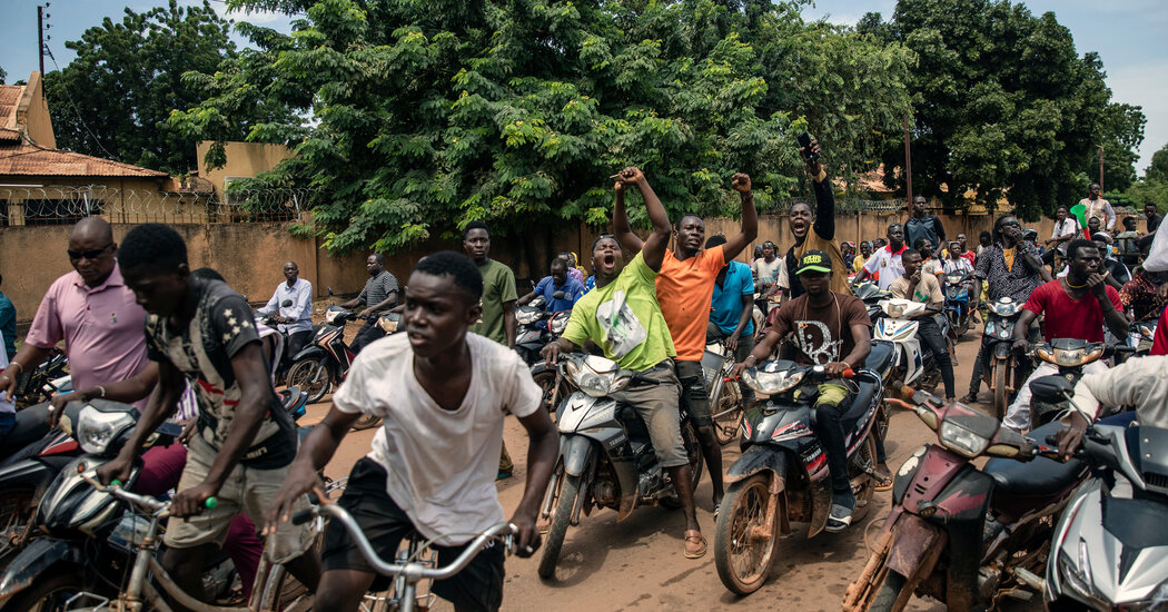 Se escuchan disparos en la capital de Burkina Faso, avivando los temores de un golpe de Estado