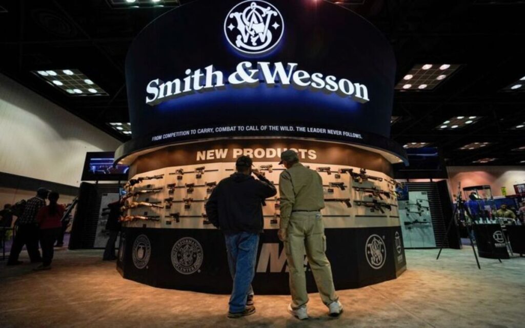 Smith & Wesson comercializó armas para 'aspirantes a tiradores masivos': víctimas de Highland Park