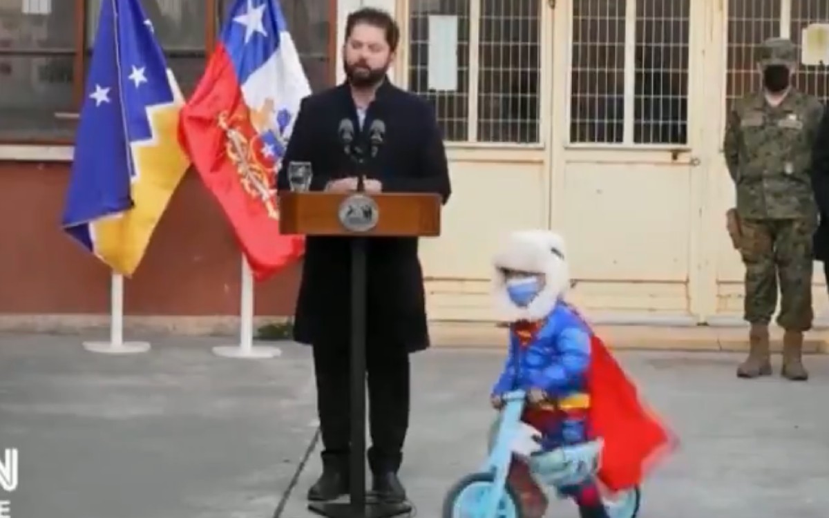 ‘Superman’ hace tierna aparición durante discurso del presidente Boric | Video