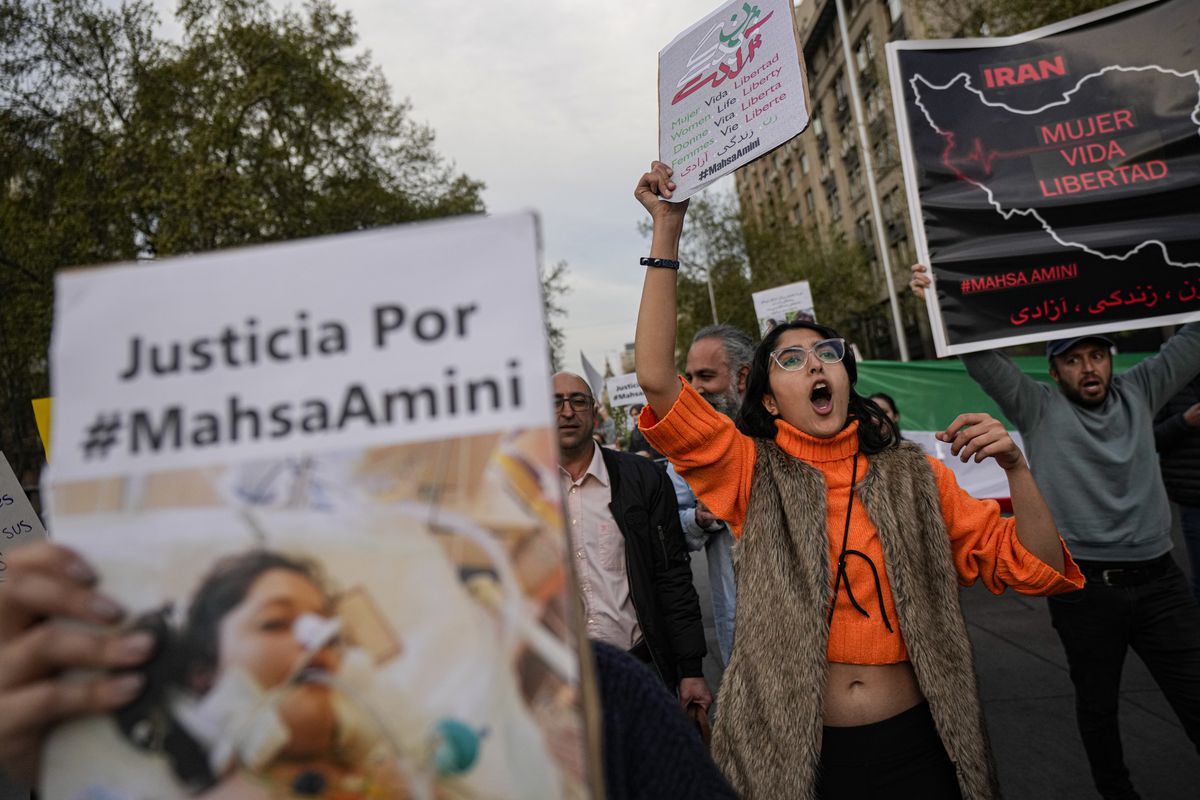 Teherán reconoce al menos 35 muertos en las protestas tras la muerte de una detenida por llevar el velo mal puesto
