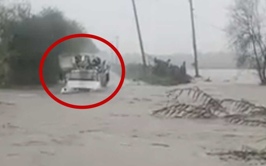 Trabajadores de CFE quedaron atrapados en arroyo tras fuertes lluvias en NL | Video