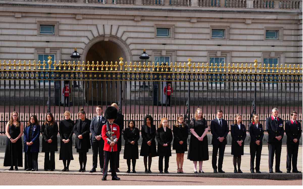 Trabajadores del Palacio de Buckingham se despiden de la reina Isabel II | Video
