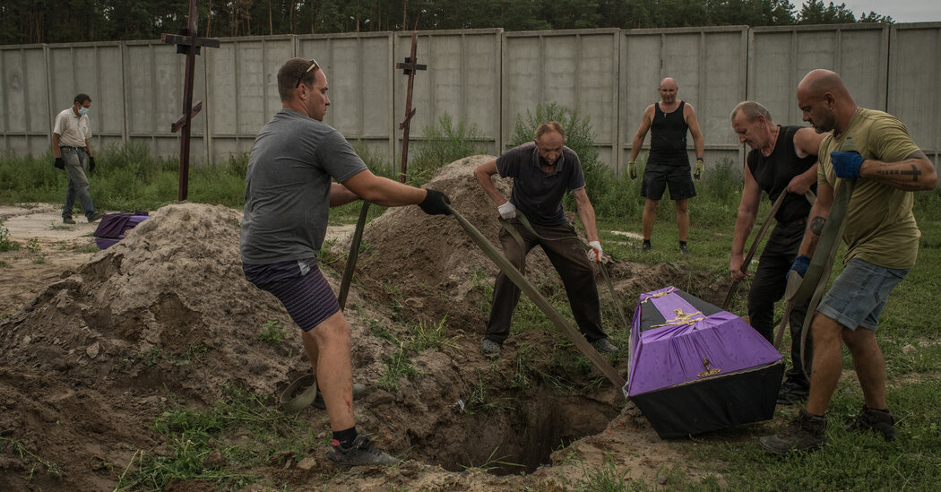 Ucrania lucha por identificar a las víctimas de la masacre de Bucha, cinco meses después