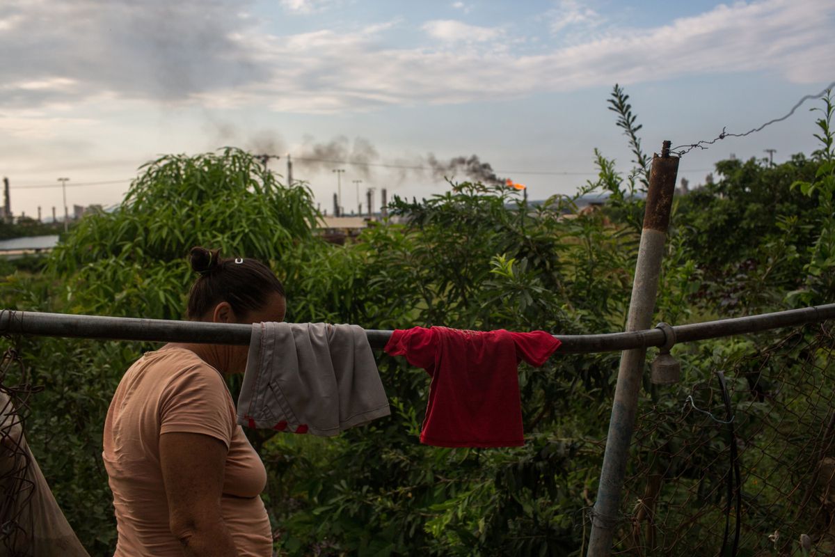 Un aparatoso incendio afecta a la refinería de PDVSA en el oriente de Venezuela