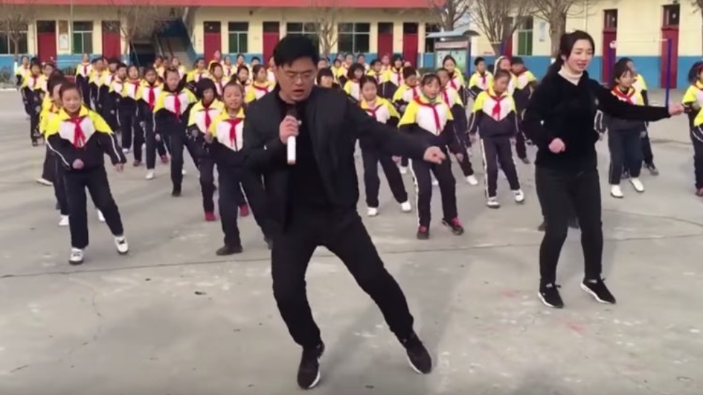 Un profesor de primaria enseña a bailar a sus alumnos el ‘shuffle’