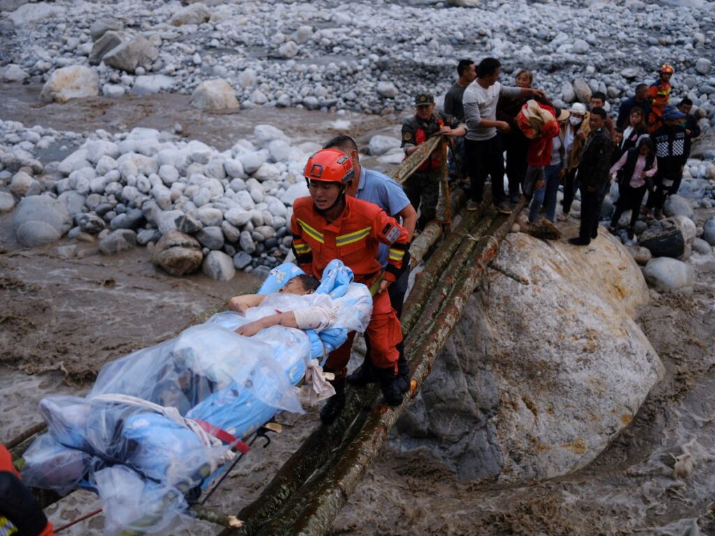 Un terremoto deja al menos 65 muertos en China