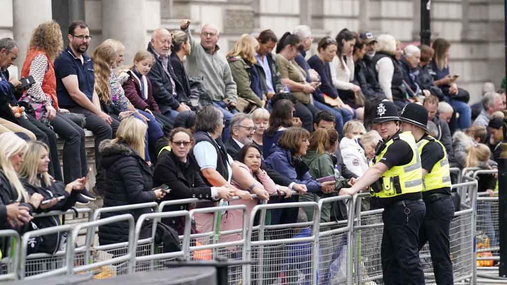Una multitud se reúne en Londres para dar el último adiós a la reina Isabel II