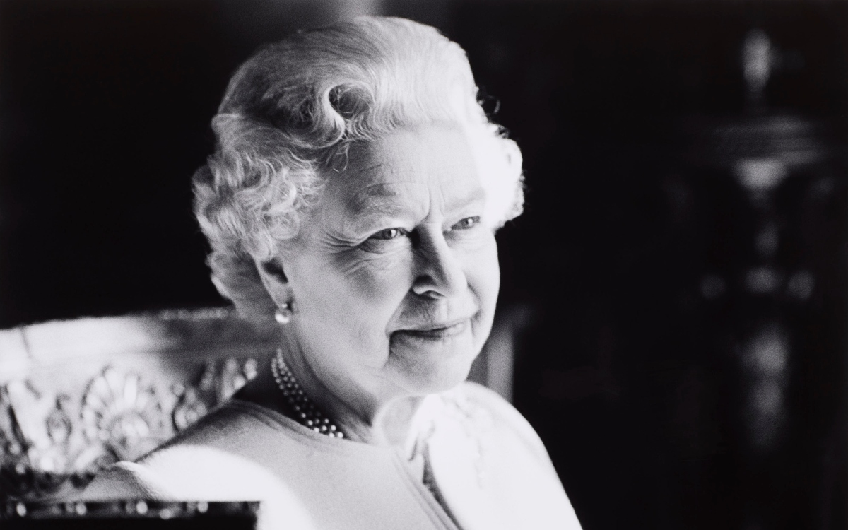 Vestida de azul, sonriente y con perlas: publican última foto oficial de la reina Isabell II