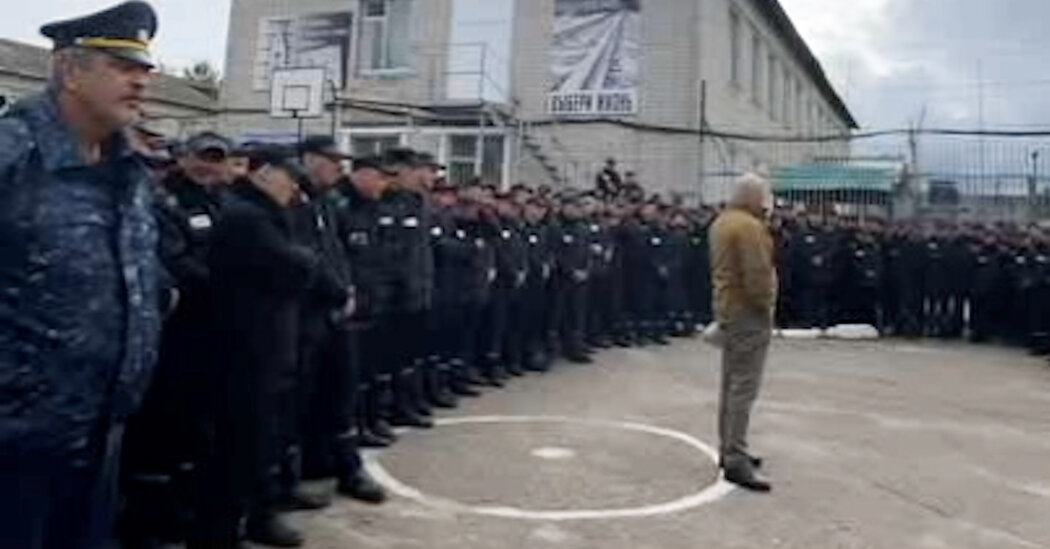 Video revela cómo mercenarios rusos reclutan presos para la guerra de Ucrania