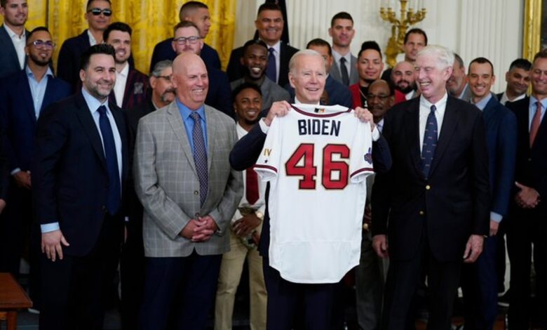 Visitan Bravos de Atlanta a Joe Biden en la Casa Blanca | Video