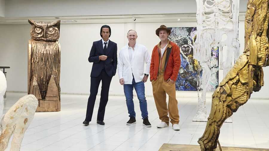Brad Pitt debuta como escultor en exhibición en Finlandia