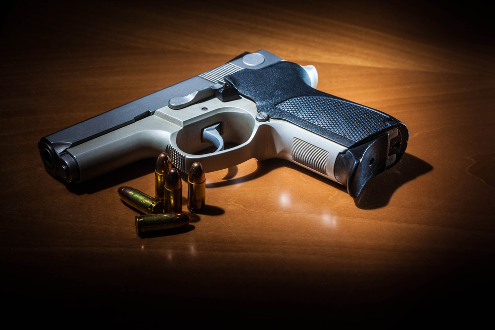 inconstitucional prohibir a acusados de delitos comprar armas