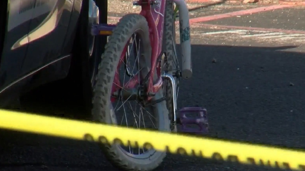 niña de 6 años muere arrollada en estacionamiento mientras montaba bicicleta