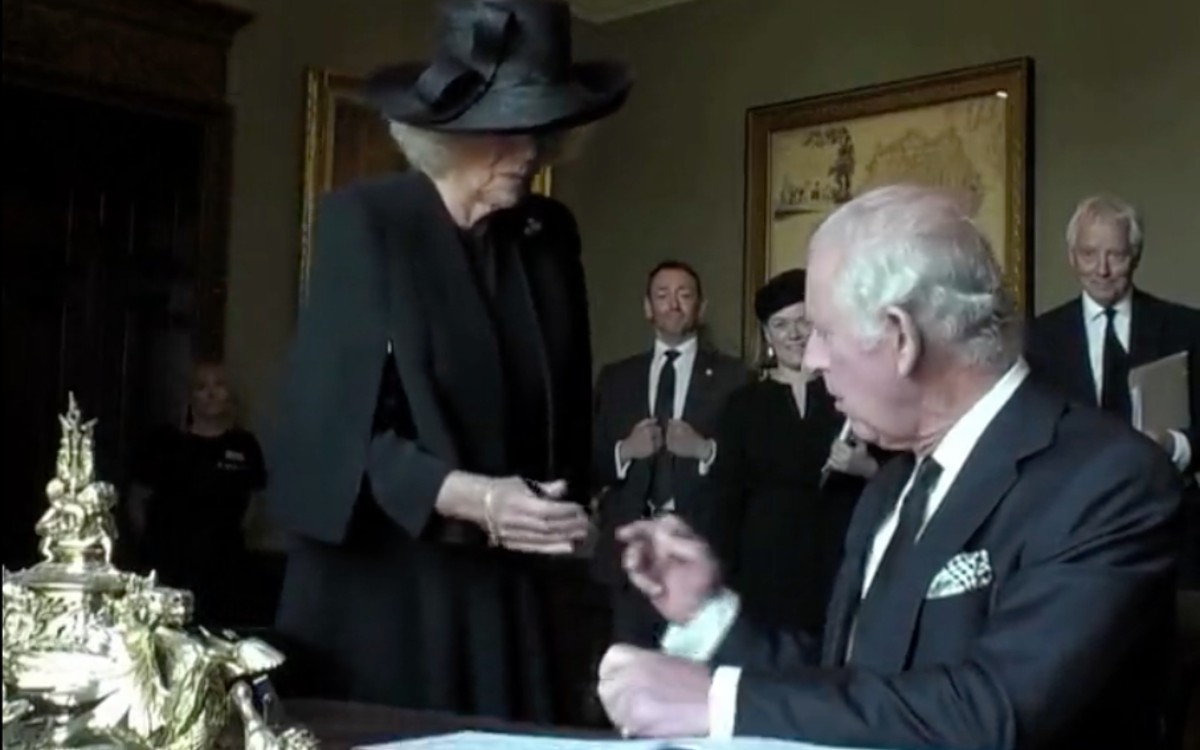 "¡No puedo soportar esta maldita cosa!"; bolígrafo chorreante irrita al rey Carlos III | Video