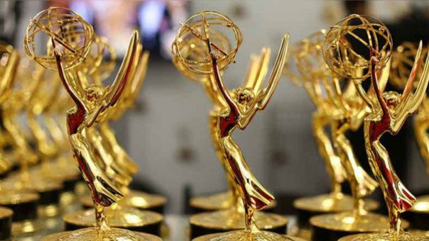 ¿Qué representa la estatuilla de los premios Emmy?