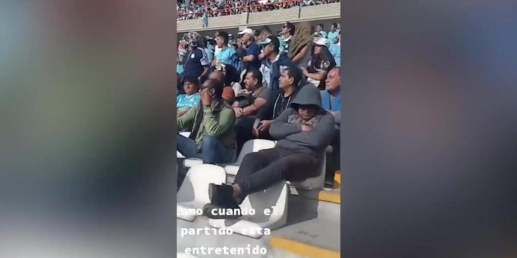 ¡Le pudo el sueño! Un aficionado se durmió en el Sporting Cristal-Universitario de Perú