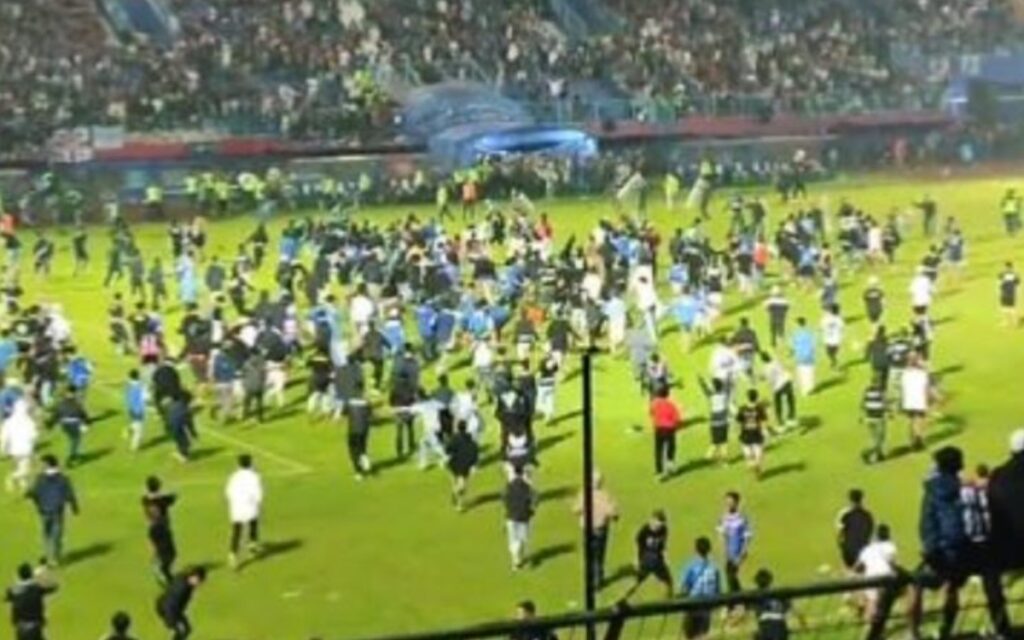 ¡Tragedia! Al menos 129 muertos por estampida tras partido de futbol en Indonesia | Videos