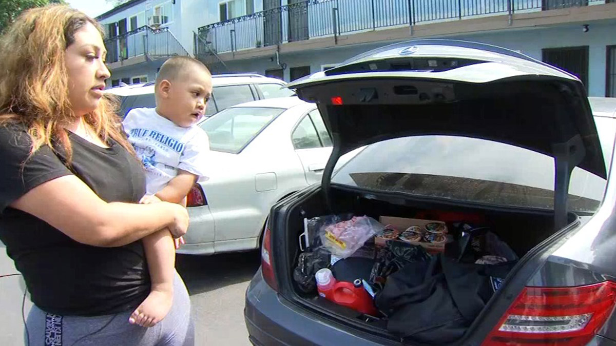 Madre relata retos de vivir en su auto con sus cuatro hijos