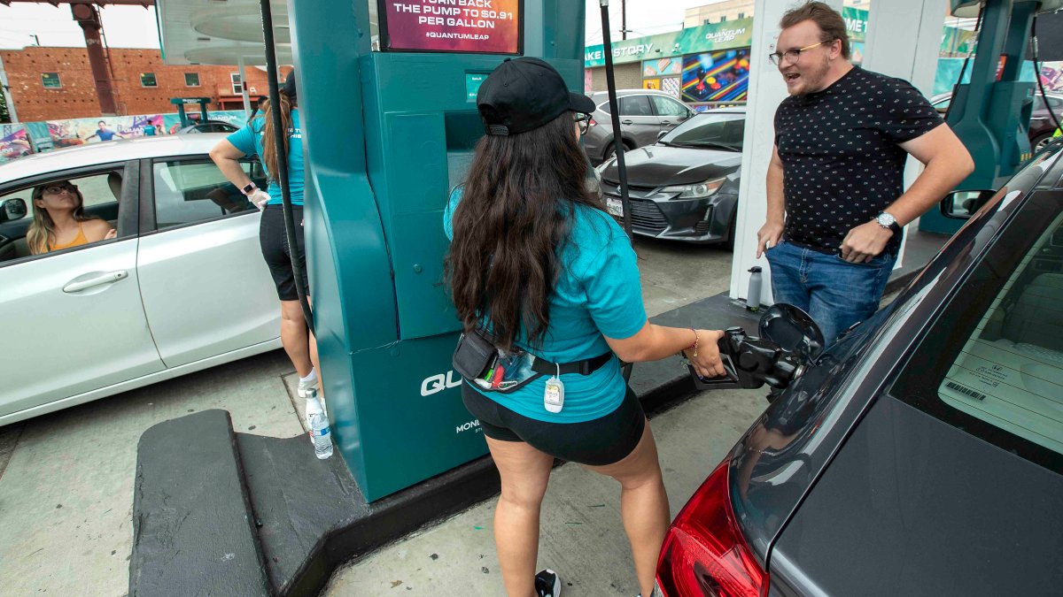 Por qué los precios de la gasolina vuelven a subir y qué puedes hacer para ahorrar dinero