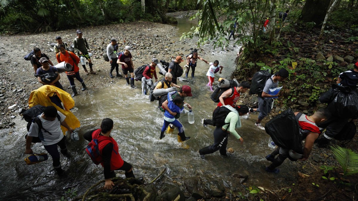 Gobierno de Biden analiza plan migratorio especial para venezolanos