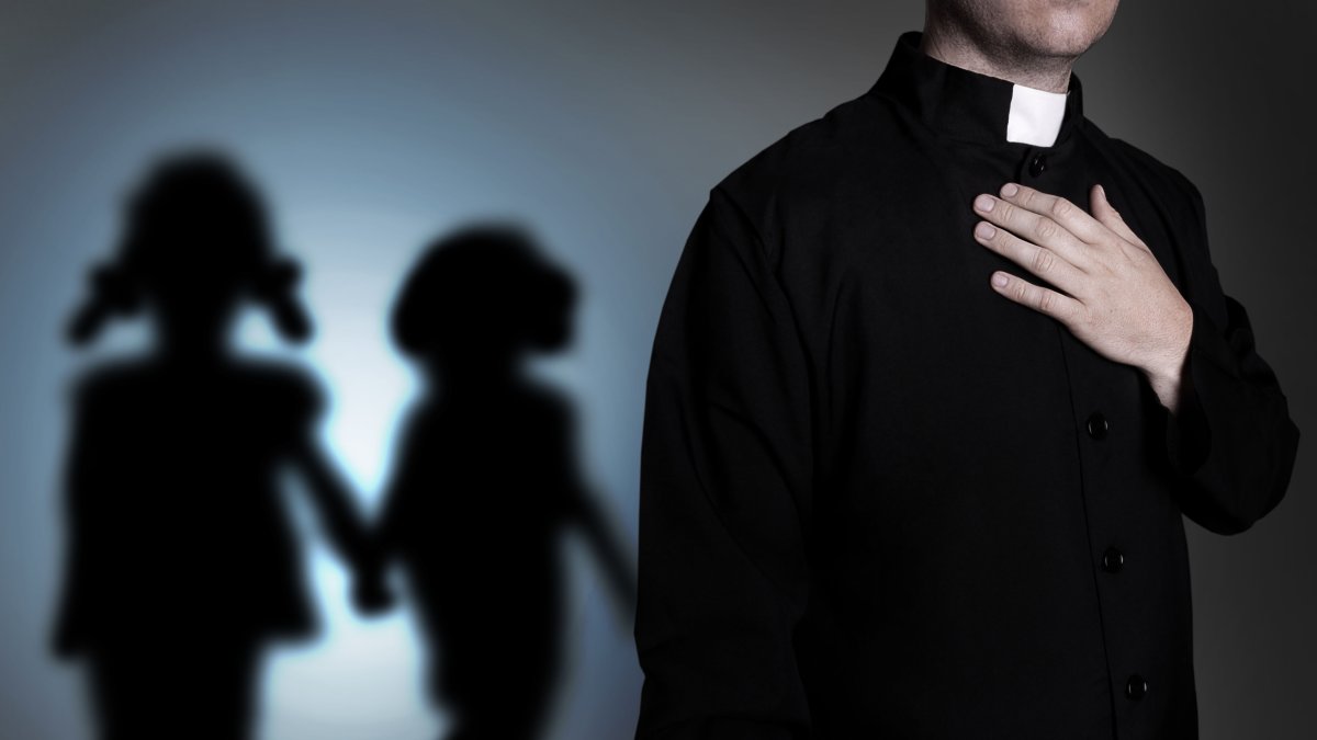 Acusan a conocido sacerdote de abusar sexualmente de un menor en Chicago