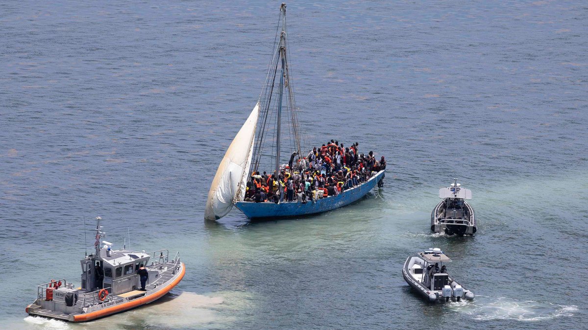 Casi 100 migrantes rescatados de un bote frente a la costa de Florida; estuvieron sin agua y comida por dos días