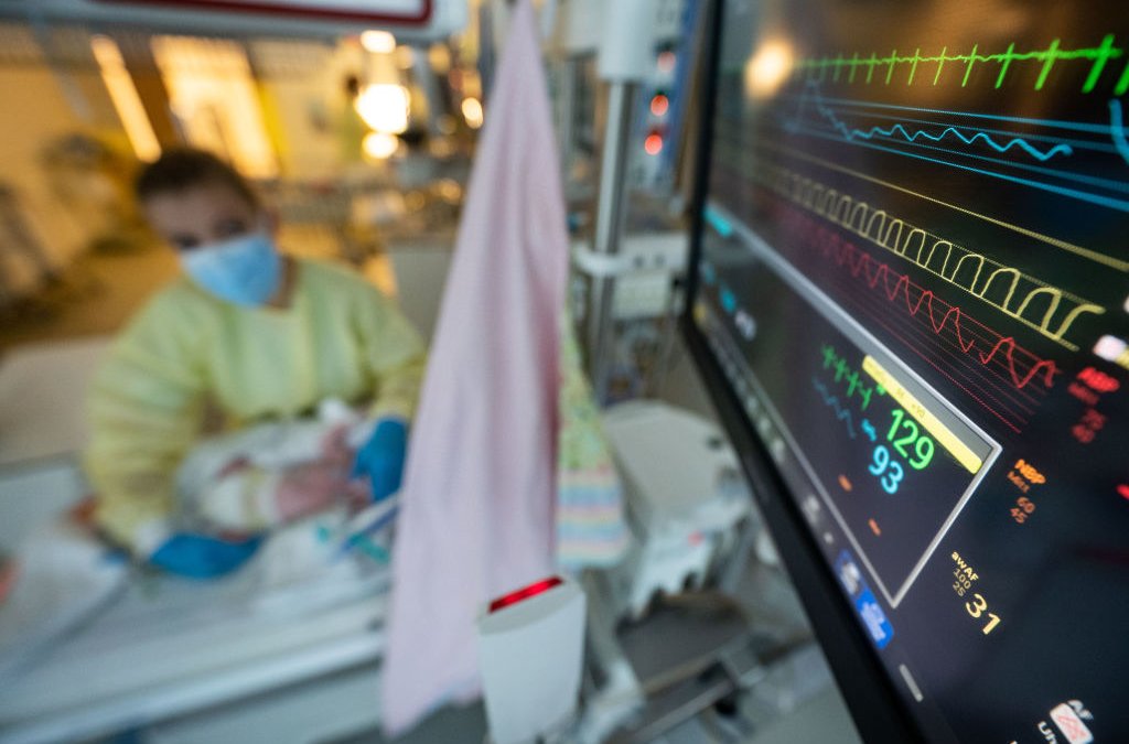 Posible tripledemia amenaza con sistema hospitalario de EEUU ante alarmante repunte