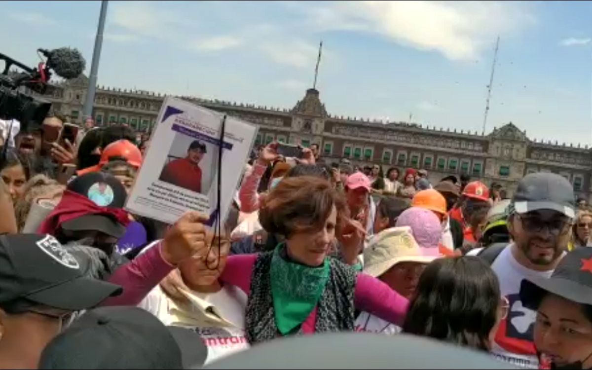 2 de octubre: manifestantes gritan ‘fuera’ a Denise Dresser en Zócalo