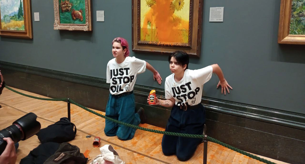 Activistas ecologistas lanzan sopa Heinz contra famoso cuadro de Van Gogh