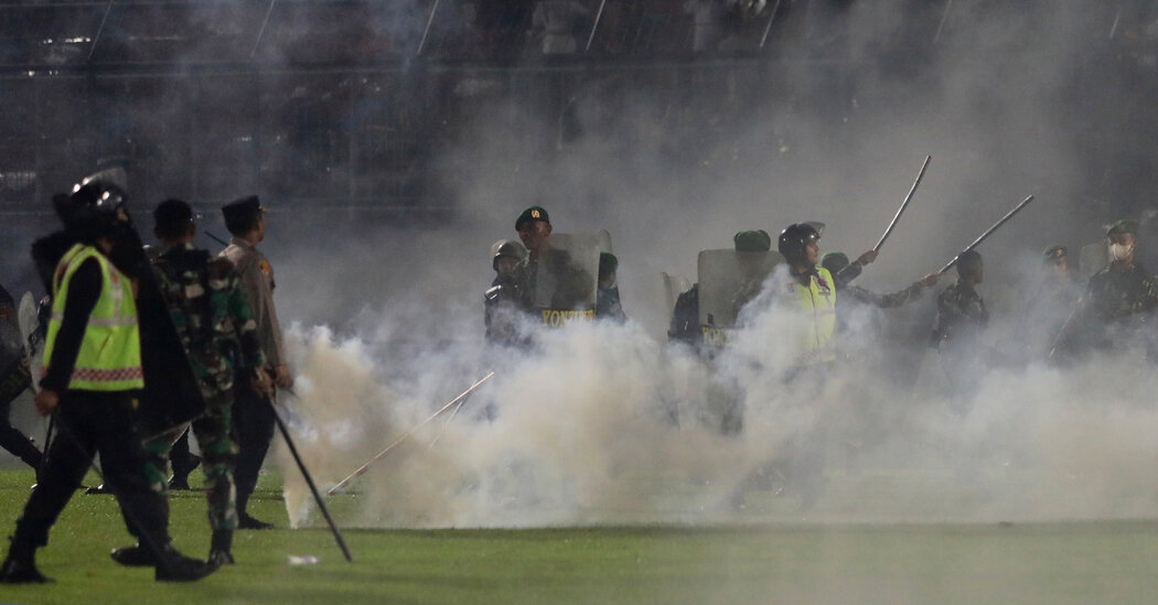 Actualizaciones en vivo: Estampida mortal en el partido de fútbol de Indonesia