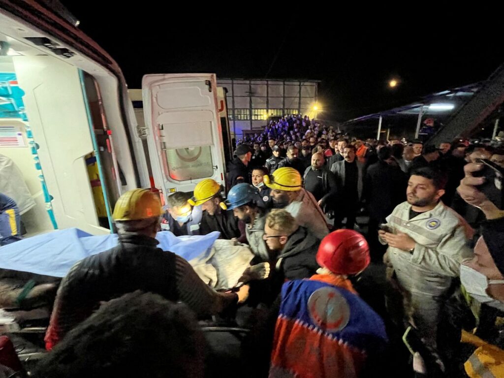 Al menos 40 muertos en una explosión en una mina de carbón en Turquía