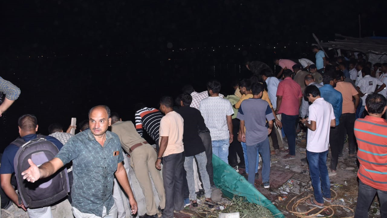 Al menos 60 muertos y decenas de heridos tras el derrumbe de un puente en la India