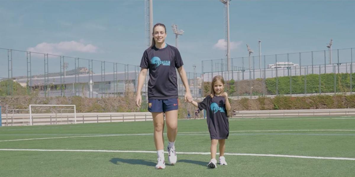 Alexia Putellas y la pequeña Valèria protagonizan el spot de 'Pedaleja x La Marató de TV3'