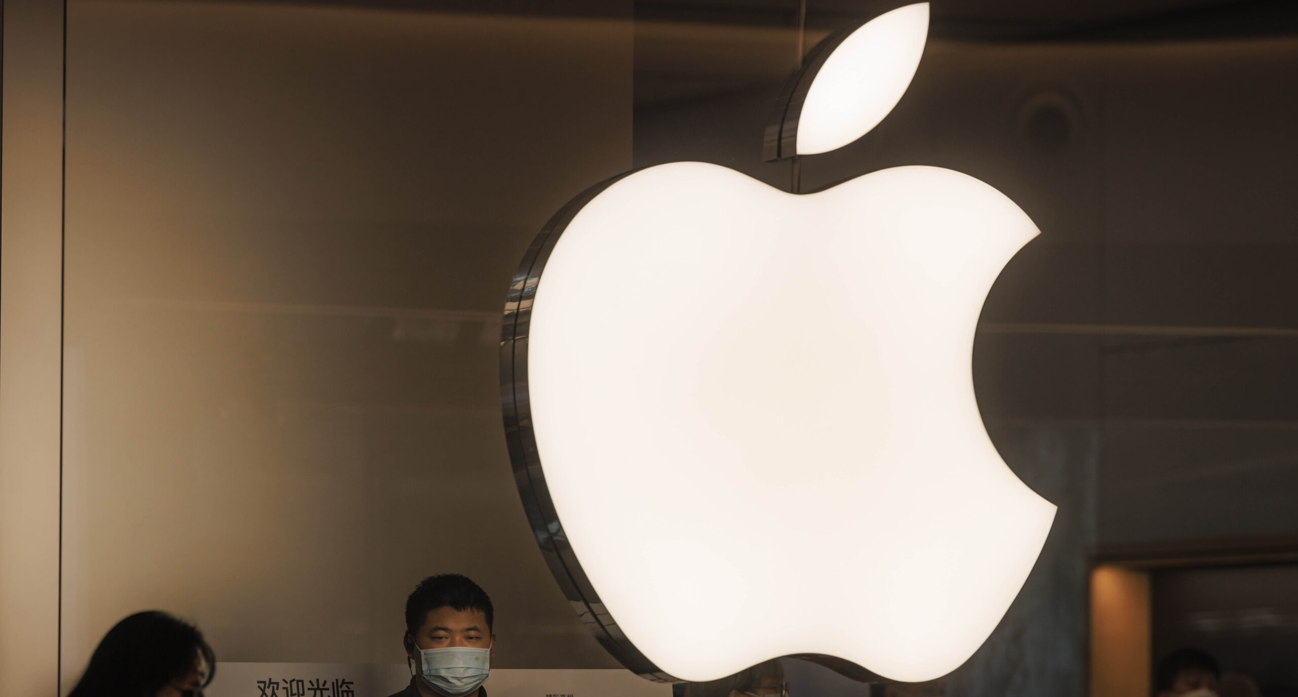 Apple deberá pagar esta millonaria multa por no incluir cargadores en sus ventas de iPhone
