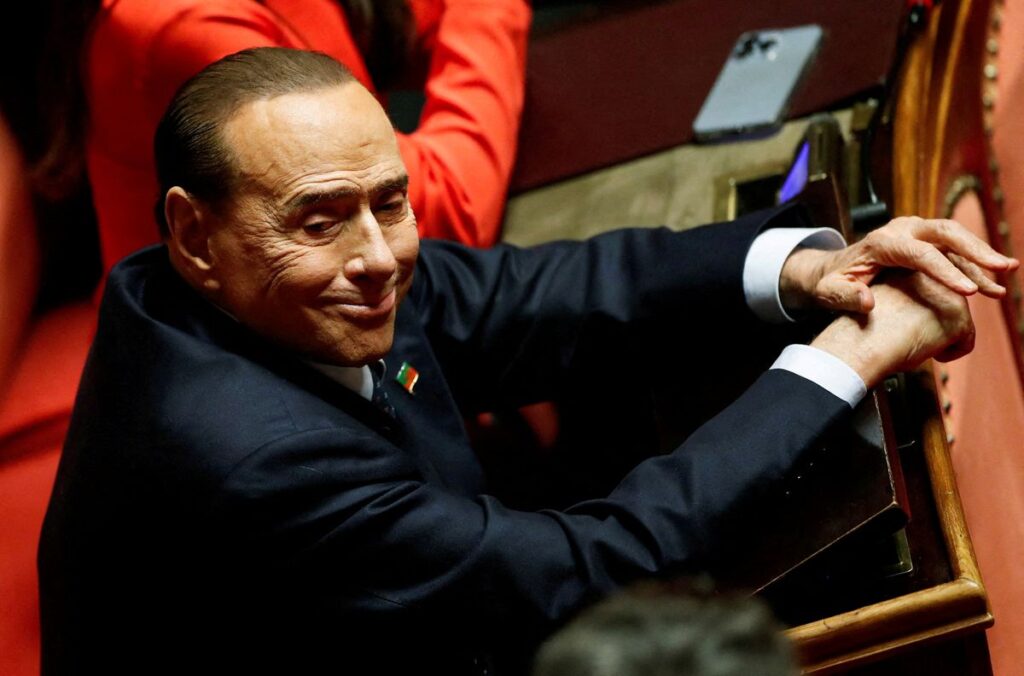Berlusconi abochorna a los populares europeos