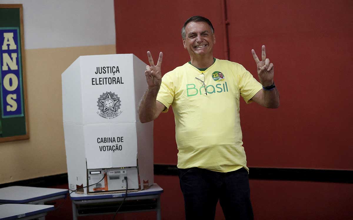 Bolsonaro vota en la segunda vuelta de las presidenciales brasileñas