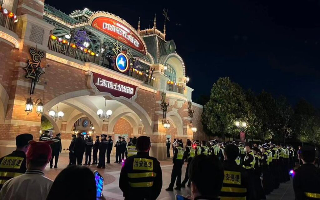 China cierra Disney Shanghái por Covid-19 y deja adentro a los visitantes hasta realizarles test