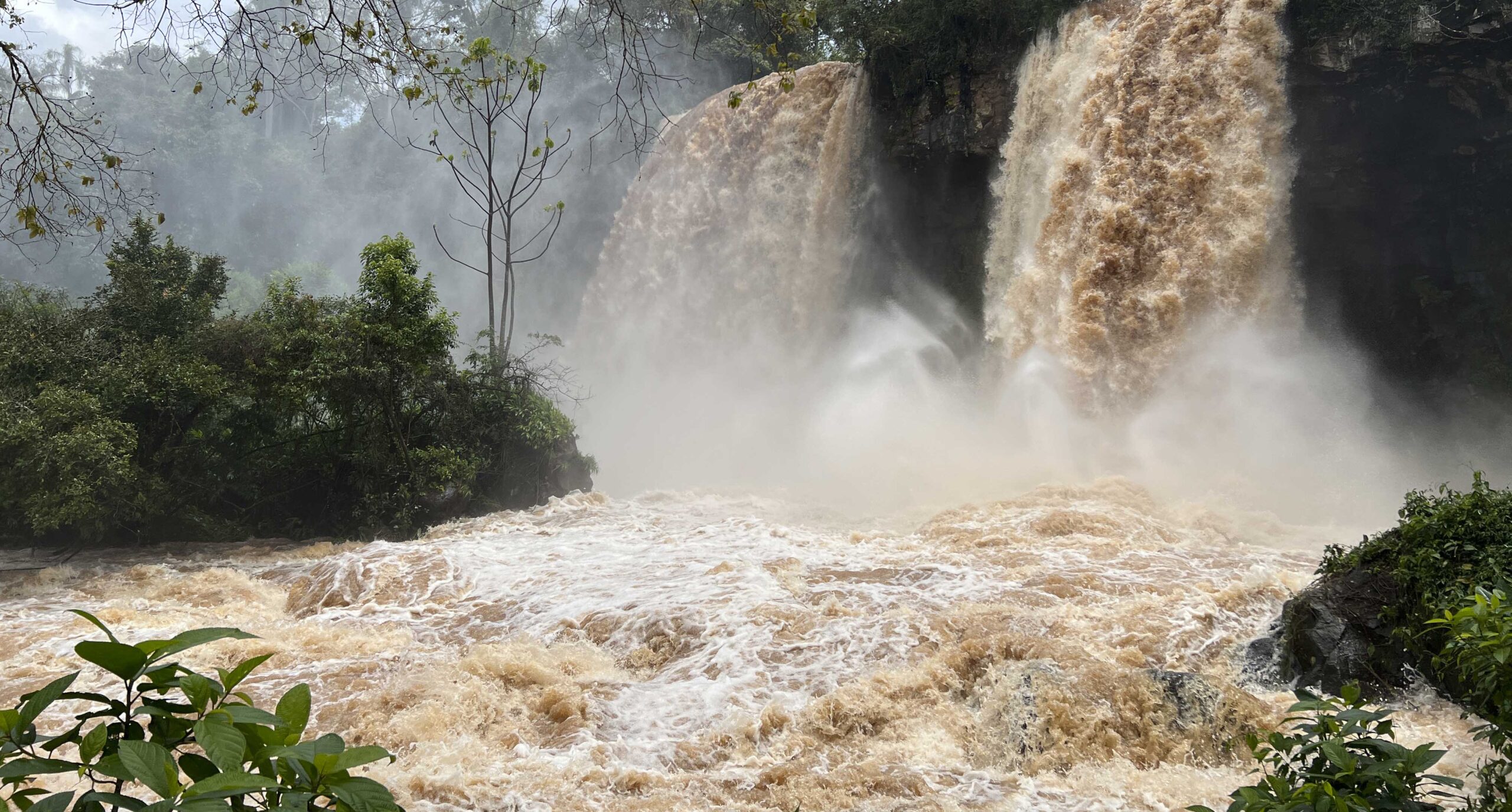 Cierran a visitantes las Cataratas del Iguazú por el sorprendente incremento de sus aguas