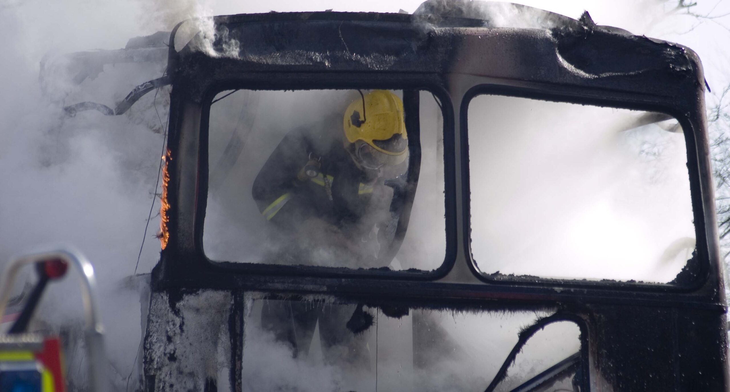 Completamente calcinado: autobús se incendia dejando 12 muertos y 43 heridos en India