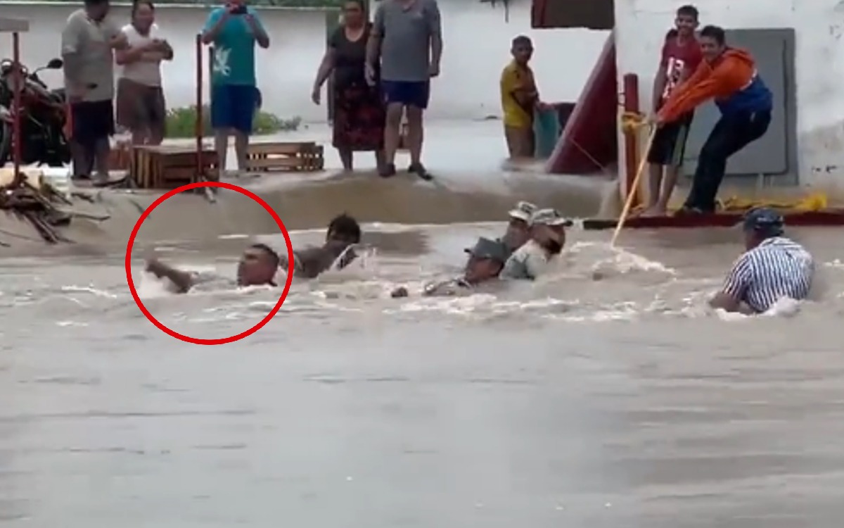 Corriente se lleva a elemento de la Guardia Nacional en Tabasco; así lo rescataron | Video