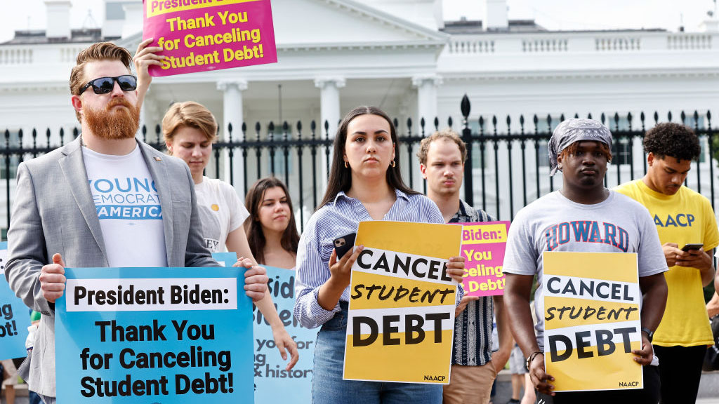 Corte de Apelaciones frena momentáneamente el perdón de deudas estudiantiles del gobierno de Biden