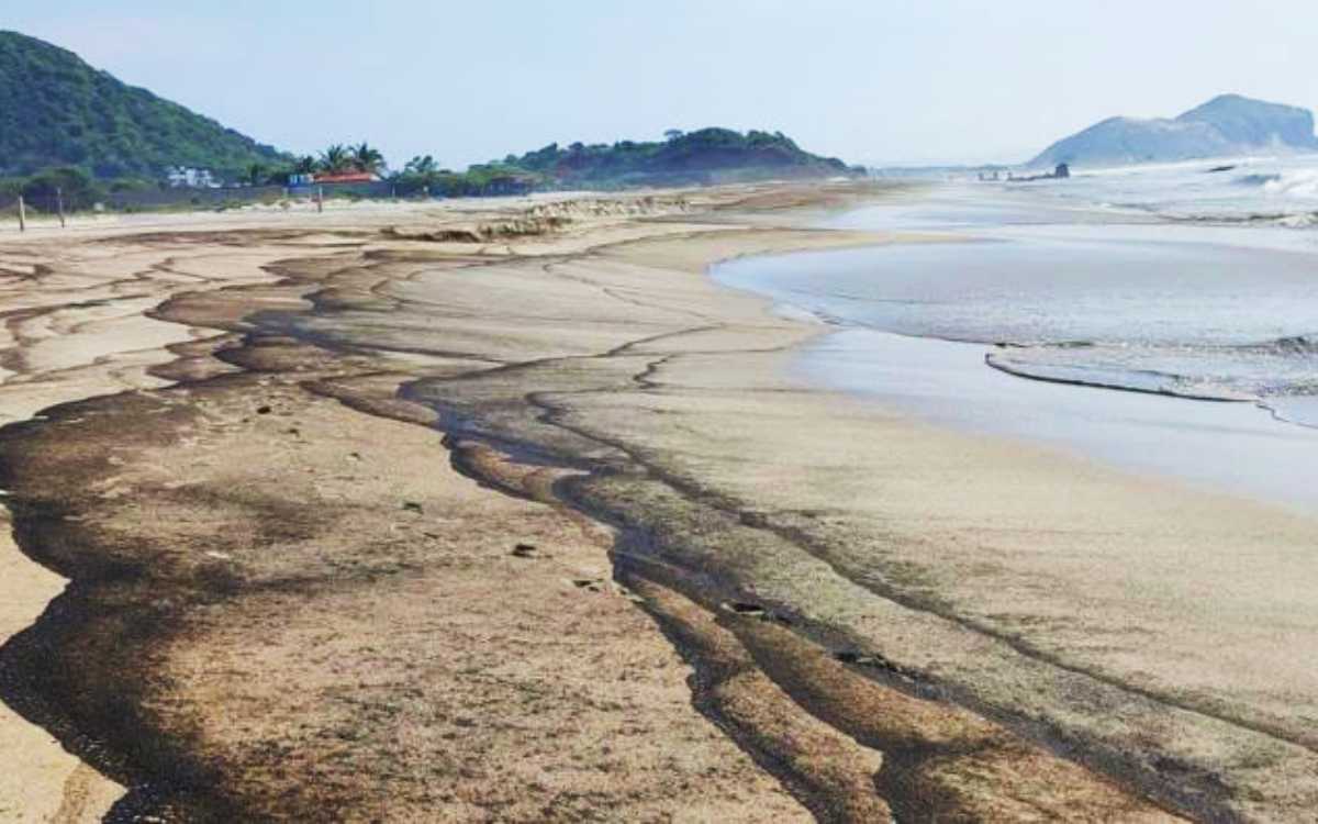 Derrame de Pemex contamina cuatro playas de Oaxaca