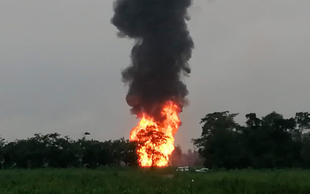 Desalojan a decenas de familias tras explosión de gasoducto de Pemex en Huimanguillo, Tabasco | Video