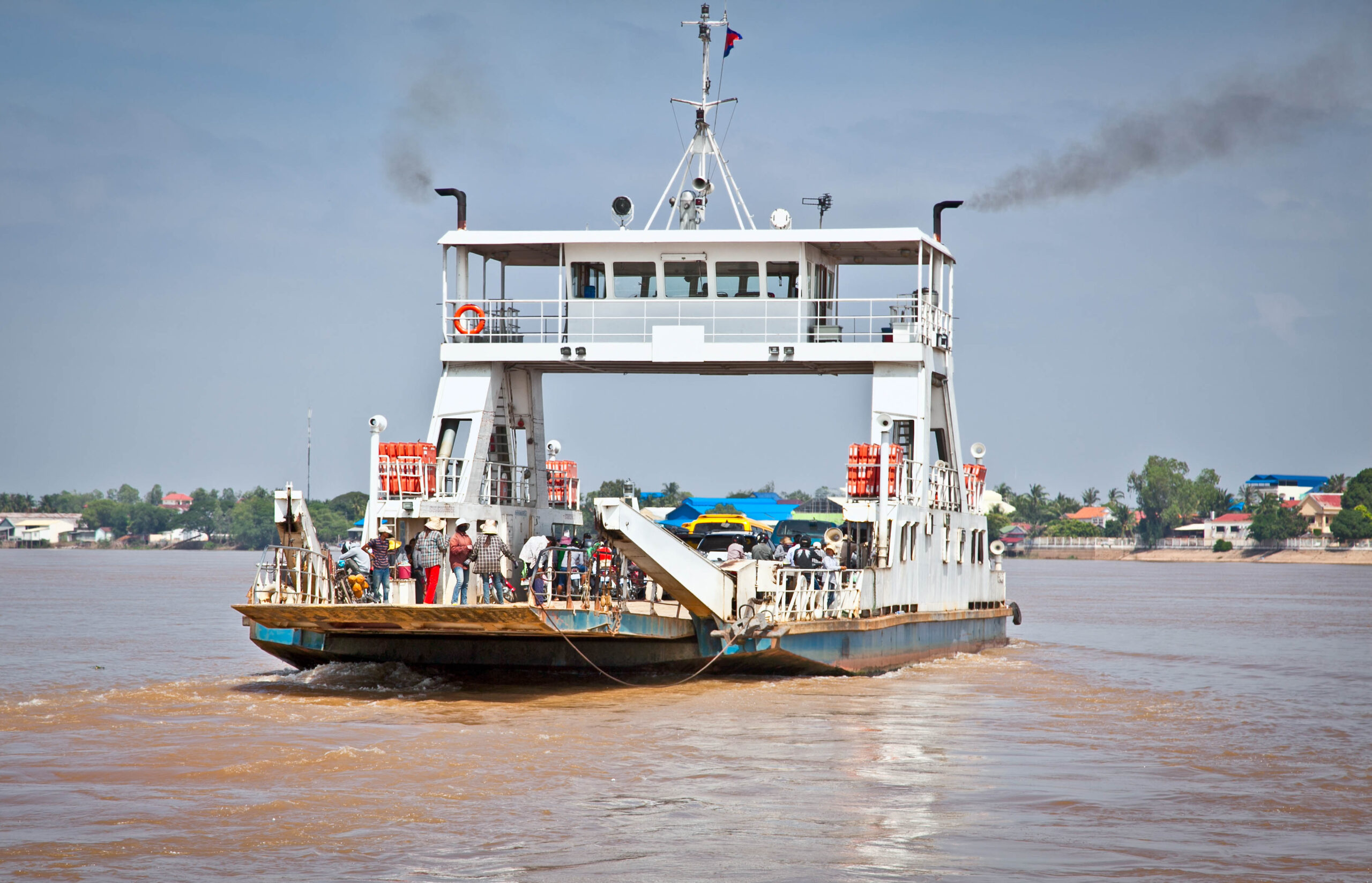 Desgracia en Camboya: mueren 11 estudiantes tras hundirse ferry en río