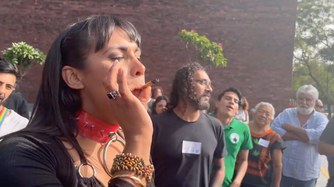 Diputada trans María Clemente García fuma un ‘churro’ de mariguana afuera de San Lázaro | Video