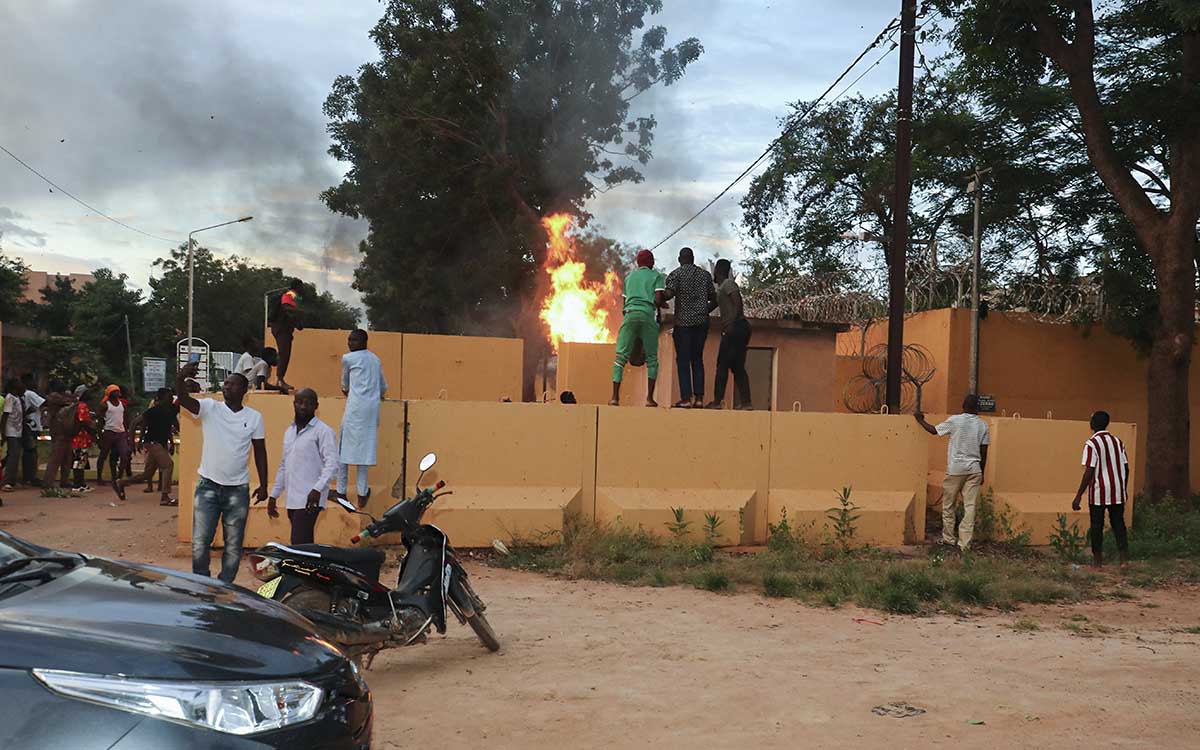 Disparos y confusión en Burkina Faso tras golpe de Estado; incendian embajada francesa