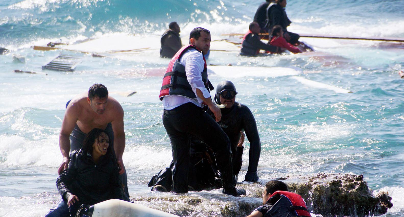 Dramático rescate: mueren al menos 21 migrantes en naufragio en una isla griega